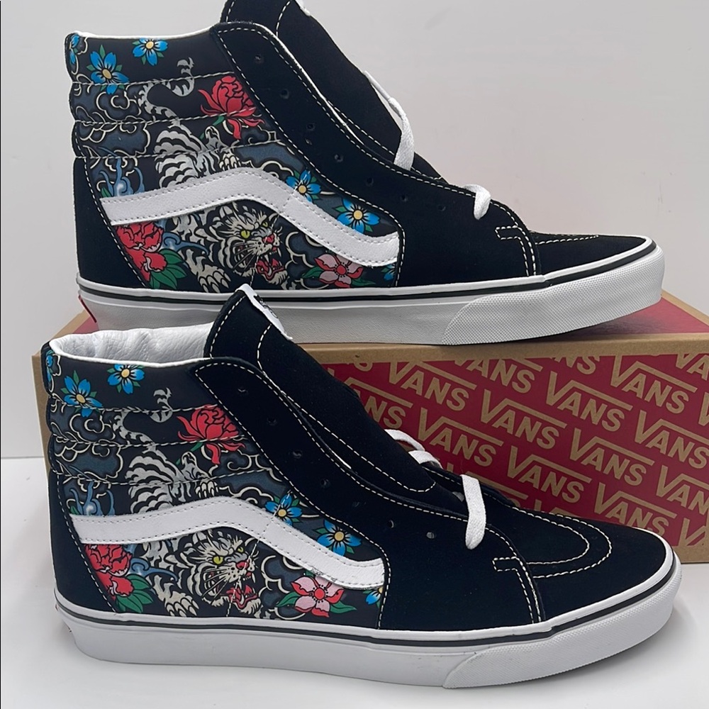 Vans Men’s High-Top Sneakers Sk8-Hi
Tiger Floral Multi/True White
VN000BW76GL…
